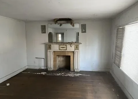 Living room before renovation